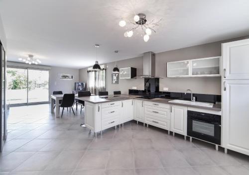 Kitchen, Le Cigalou - Piscine in Colonzelle
