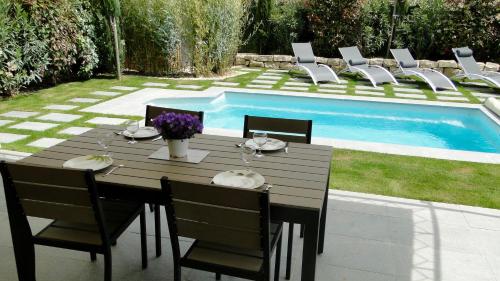 Exterior view, Le Cigalou - Piscine in Colonzelle