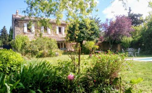 Mas Les Romarins, 10 min d'Uzès, piscine et grand jardin clos, jeux, nid de repos et base pour activités dans le Gard gîte à louer La Bruguière