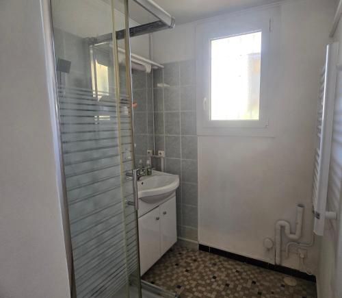 Apartment in Fréjus near the beach with balcony - image 5