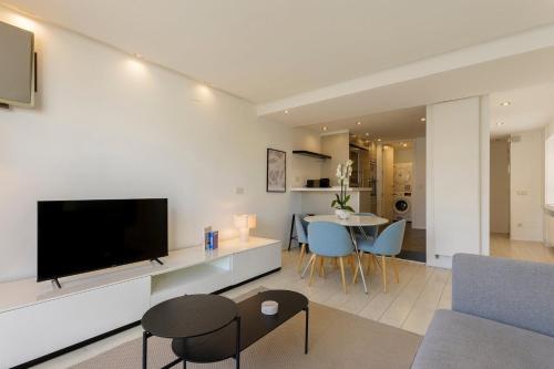 Modern Flat in Rios Rosas with Terrace - image 2