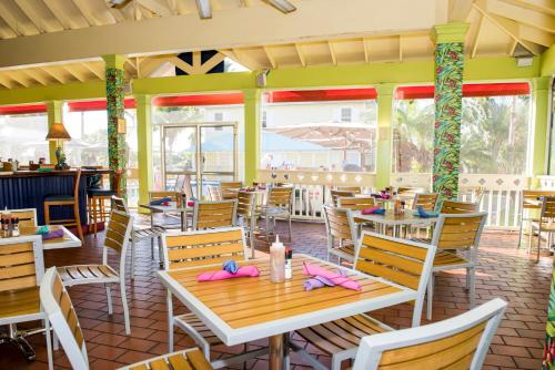 Restaurant, Sunshine Suites Resort in West Bucht