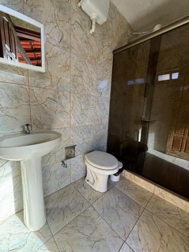 Bathroom, Casa Completa c/ Piscina Privativa Arraial do Cabo in Industrial Zone