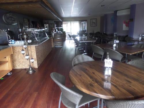 ห้องอาหาร, โมเทล โอเอซิส (Motel Oasis) in คินการอย