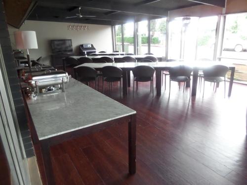 ห้องอาหาร, โมเทล โอเอซิส (Motel Oasis) in คินการอย