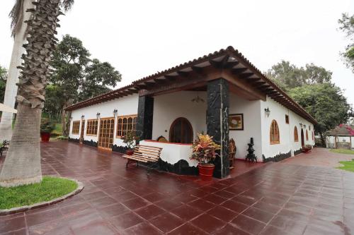 Spacious 12BR Stay with Pool BBQ in Pachacamac