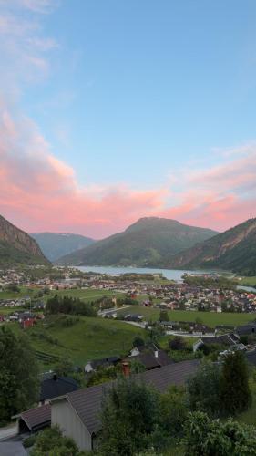 . 2 roms kjellerleilighet med separat soverom