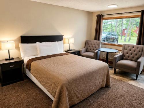 Room 30-1 Queen Jacuzzi Suite-Woodland Motor Lodge