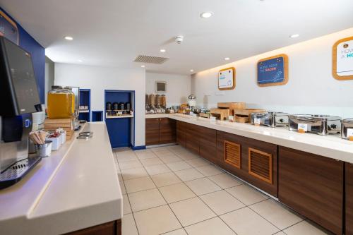 Restaurant, Holiday Inn Express London - Dartford By IHG near The Charlotte