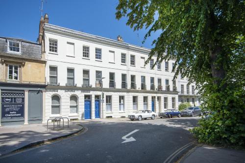 Stylish Two Bed Apartment on Montpellier Spa Road - image 3