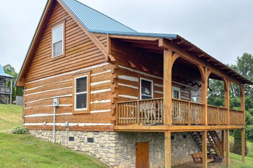 Gas Grill! Cabin Retreat, 2 Mi to Blue Ridge Pkwy in Woolwine (VA)