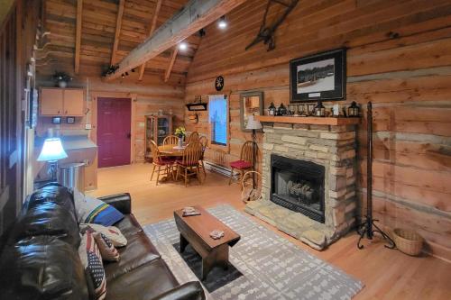 Gas Grill! Cabin Retreat, 2 Mi to Blue Ridge Pkwy in Woolwine (VA)