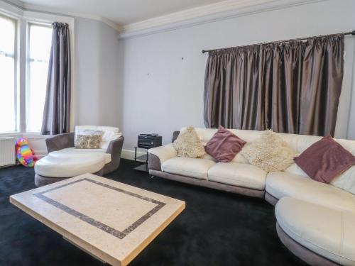 Luxury Winter Gardens Apartment 2 - image 3