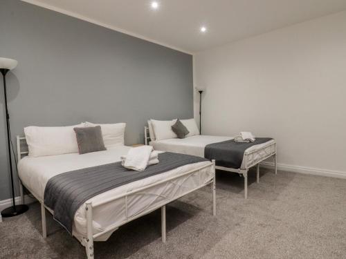 Luxury Winter Gardens Apartment 1 - image 5