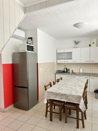 Apartments Stjepan with Balcony, Novalja 3