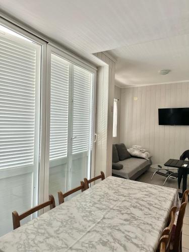 Apartments Stjepan with Balcony, Novalja 2