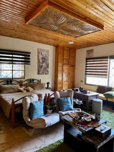 Oak Farm مزرعة الملّول in อัญลูน