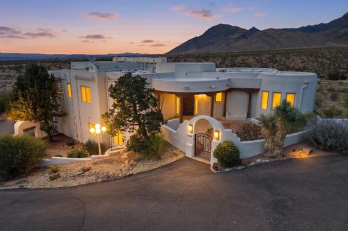 Elena's Sandia Sanctuary - An Irvie Home - Albuquerque, NM