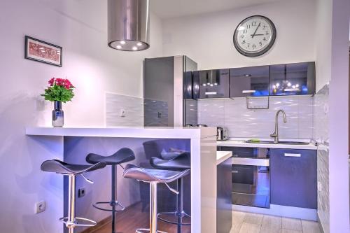 Red Cross Central Apartment-PARKING - image 3