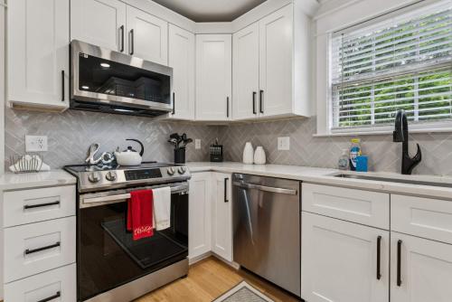 Cape Cod Pet-friendly Home in Stallings (NC)