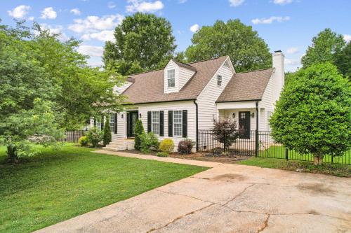 Cape Cod Pet-friendly Home in Stallings (NC)