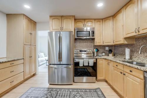 Spacious and Stylish Home Fast Wifi Near DT - image 5