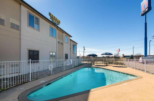 Motel 6-Terrell, TX in Terrell, USA