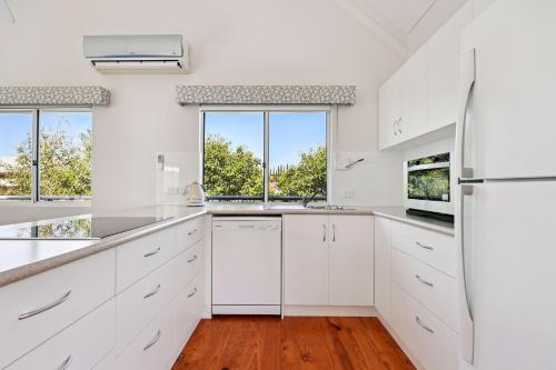 Konyha, Unit 2,16 Flinders Pde, Victor Harbor in Victor Harbor