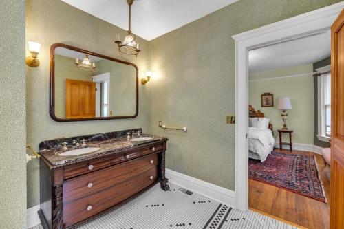 Historic Cap Hill Gem Prime Location I Walkable - image 3