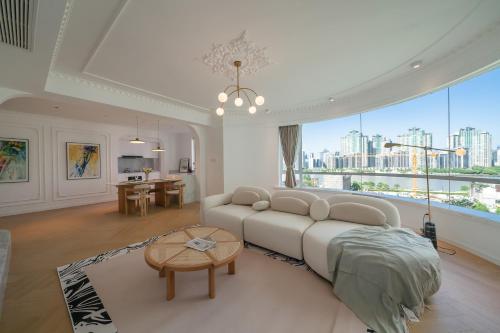 Eastern Hub - Bund Branch Premium 3-Bedroom Apartment with Bund View, Шанхай