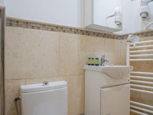 8-Guest Malasana Central Suite - image 4