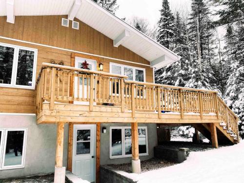 Chalet familial, idealement situe, billard-table-babyfoot-arcade in Saint-Faustin-Lac-Carré (QC)