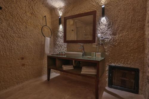 Acropolis Cave Suite