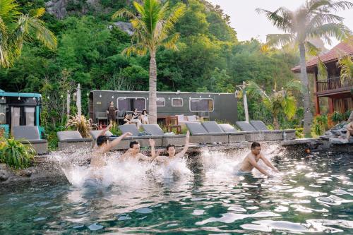 The Healing Camp - Uncommon Stay in Cat Ba Island