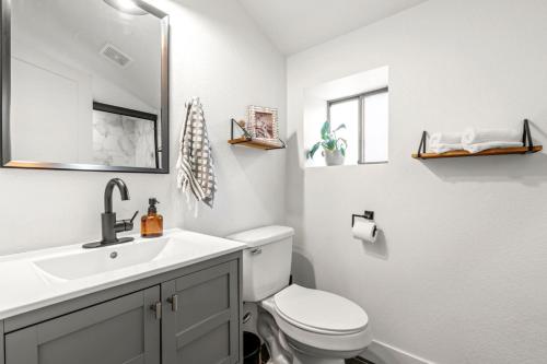 West Denver Radiance I Light & Bright 3BR retreat - image 4