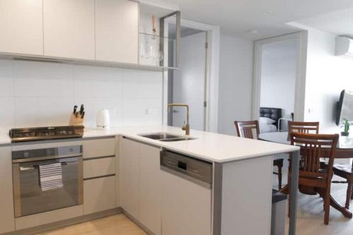 New Spacious 2 Bedroom With Gorgeous City Views - image 2