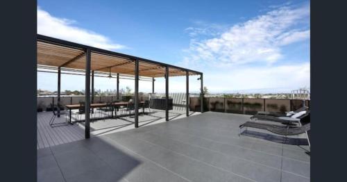 New Spacious 2 Bedroom With Gorgeous City Views - image 5
