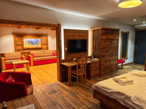 1 king bed, 1 sofa bed