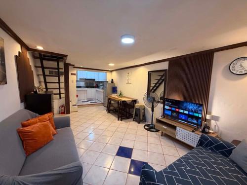 CheapEntireHouse Mel Place in Mandaue with Netflix for 5pax or more in Consolacion