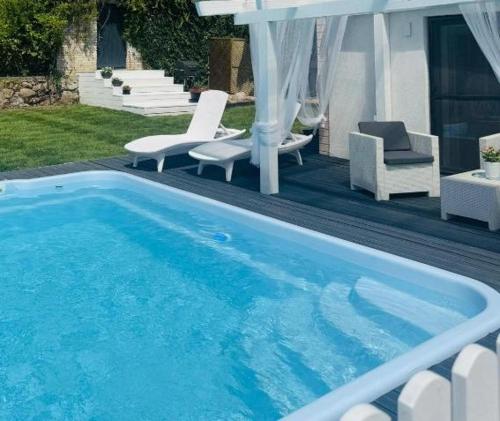 Domek wakacyjny z podgrzewanym basenem i jacuzzi pod gwiazdami, Studnica, Ińsko, "THerapeutica" (Domek wakacyjny z podgrzewanym basenem i jacuzzi pod gwiazdami, Studnica, Insko, "THerapeutica") in Kanice