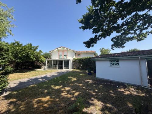 Maison proche lac avec beau jardin