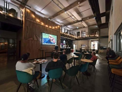 공용 라운지/TV 시청 구역, HI Poitiers - La Caserne in 포이티어 시티 센터