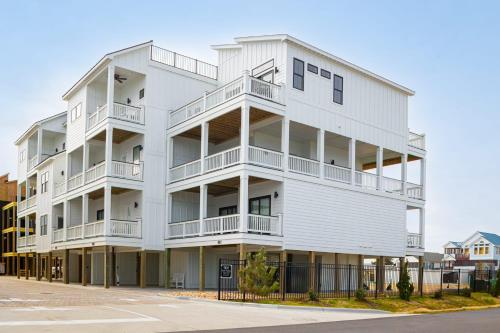 Brand New Luxury Townhome Close to Beach w Pool - image 5