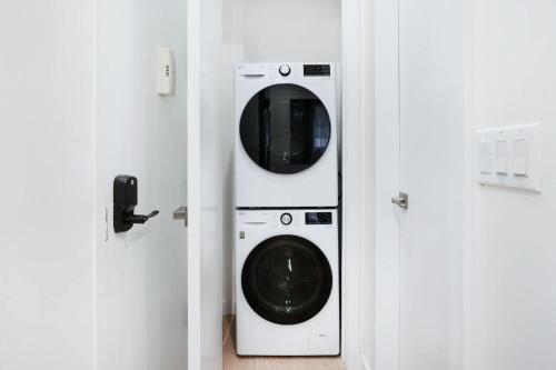 14-2B Brand New Modern 1BR Union Square WD in Unit - image 2