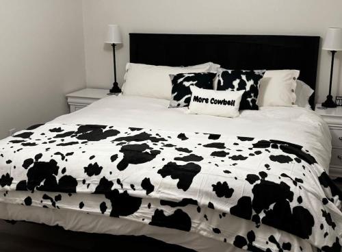 . More Cowbell 4 Bedroom 4 full bath minutes from MSU