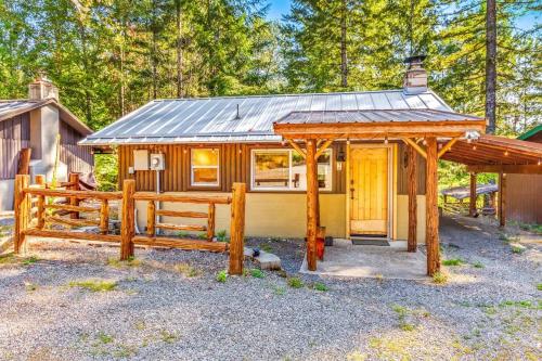 Mountain Cabin EV Charger Fire Pit Dogs OK