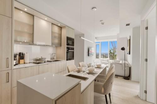 2BR Yorkville Retreat - Balcony & Views