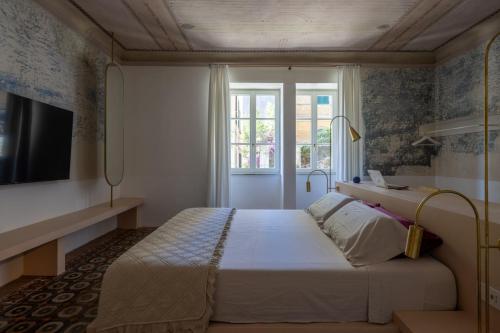Luxury charming Suite with Jacuzzi in Historic building Stairway La Spezia Steps away from trains and downtown