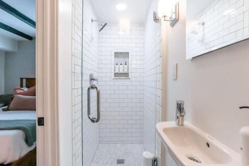 Downtown Chic Retreat Historic Apt at Jones St - image 4