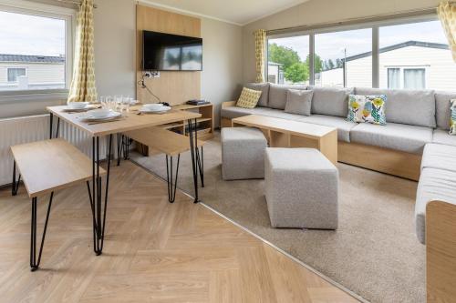 صالة مشتركة/ منطقة التلفزيون, Modern 3BR Caravan PS4, Games & Free Parking in هونستانتون
